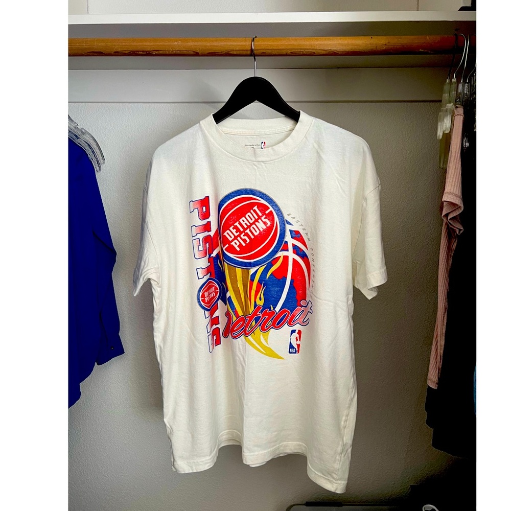 Men’s XL Detroit Pistons Basketball T-shirt